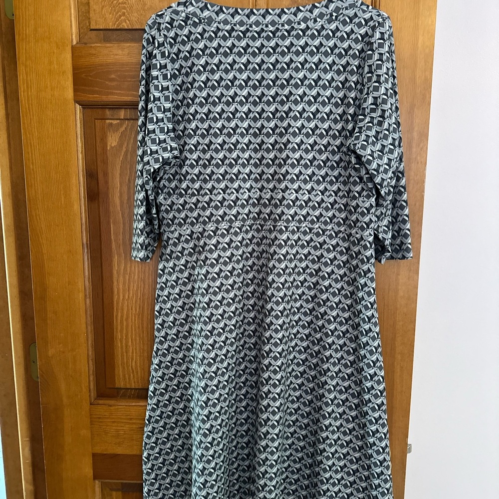 Eddie Bauer Black and White Geometric Top - Picture 3 of 4